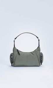 Προσφορά Τσάντα ώμου με τσέπες για 17,99€ σε Stradivarius
