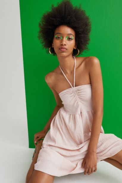 Προσφορά Γκοφρέ φόρεμα που δένει στον αυχένα για 14,99€ σε H&M