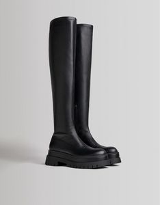Προσφορά XL track sole flat boots για 49,99€ σε Bershka
