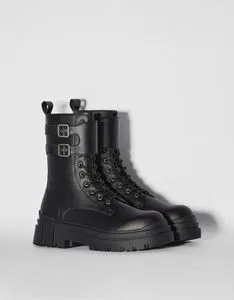 Προσφορά Men's lace-up boots with buckles για 33,59€ σε Bershka