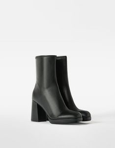 Προσφορά Fitted high-heel mini platform ankle boots. για 35,99€ σε Bershka