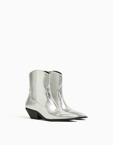 Προσφορά Heeled cowboy ankle boots για 27,99€ σε Bershka