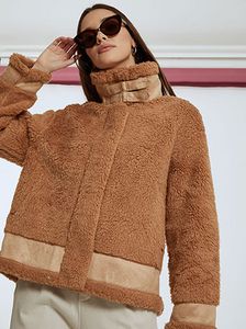 Προσφορά Fluffy jacket για 25€ σε Celestino