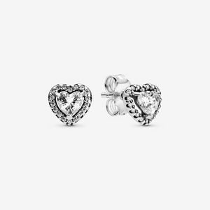 Προσφορά Elevated Heart Stud Earrings για 59€ σε Pandora