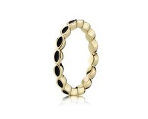 Προσφορά Gold ring, black enamel για 349€ σε Pandora